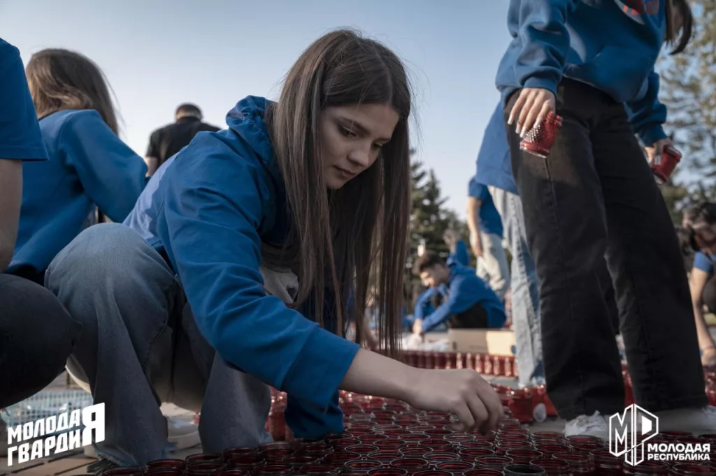 В Мариуполе выложили Родину-Мать из 10 тысяч свечей