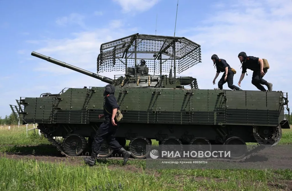 Курсанты Новосибирского высшего военного командного училища (НВВКУ) в ходе занятий по огневой подготовке из штатного вооружения БМП-3 на полигоне в Новосибирской области