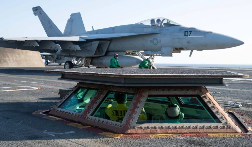 Америка готовит удар по Ирану? Массовая эвакуация и три авианосца у берегов