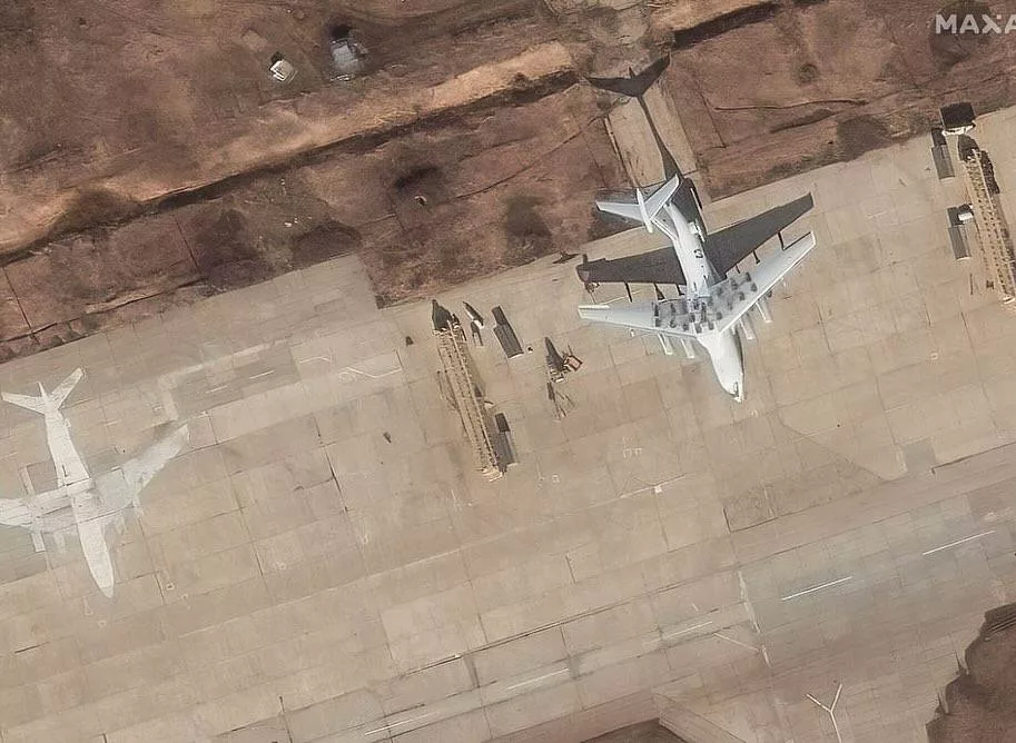 Компания Maxar опубликовала спутниковые снимки ряда российских авиабаз, слеланные 20 мая, на которых базируется дальнебомбардировочная авиация. Видны элементы пассивной защиты и ложные цели