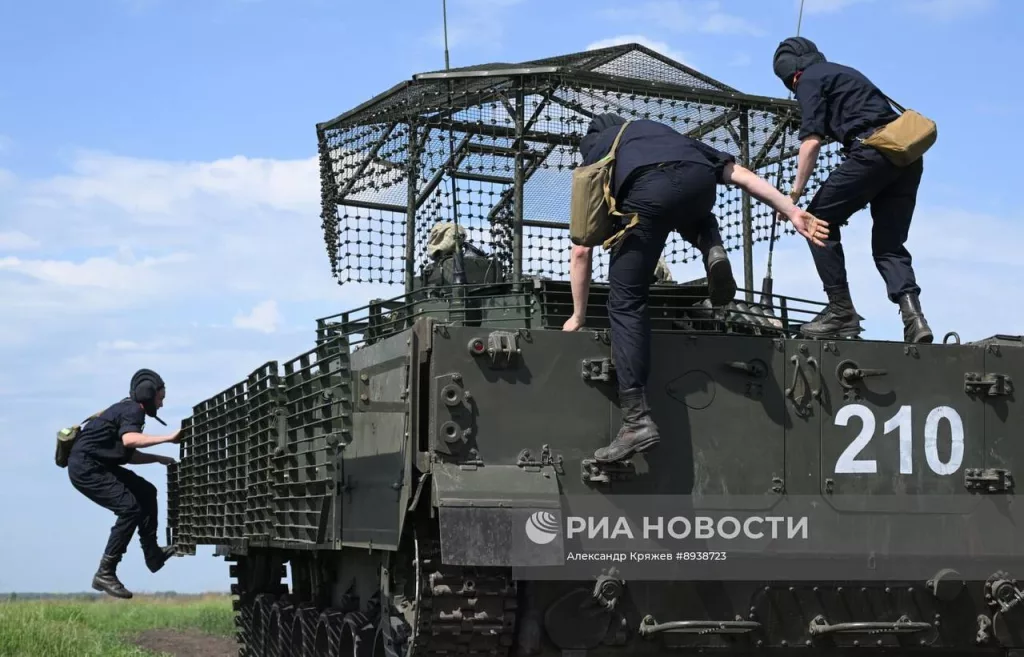 Курсанты Новосибирского высшего военного командного училища (НВВКУ) в ходе занятий по огневой подготовке из штатного вооружения БМП-3 на полигоне в Новосибирской области