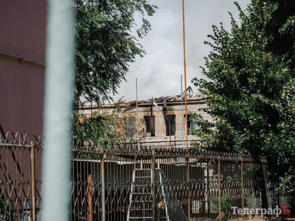 Вид на здание Кременчугского ТЦК после удара барражирующего боеприпаса и пожара
