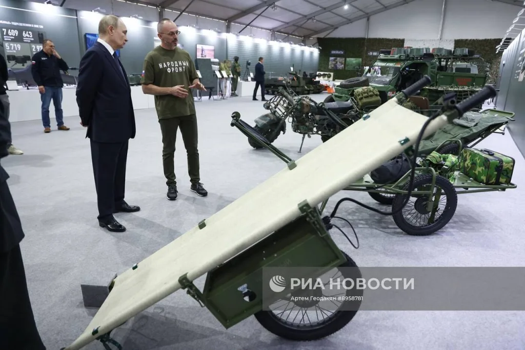 Владимир Путин посетил выставку «Всё для Победы!» в Национальном центре «Россия», посвящённую итогам трёхлетней работы «Народного фронта»