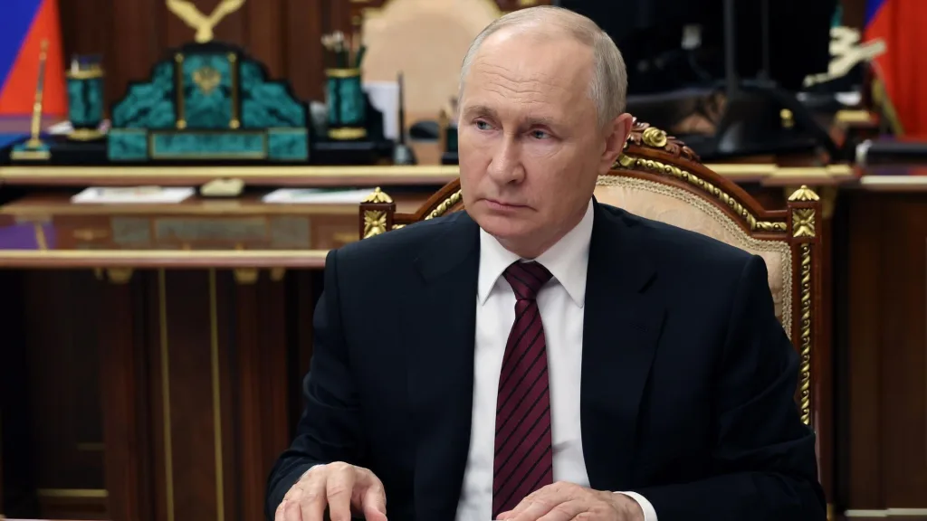 Владимир Путин подписал закон, запрещающий Apple препятствовать установке RuStore на телефонах