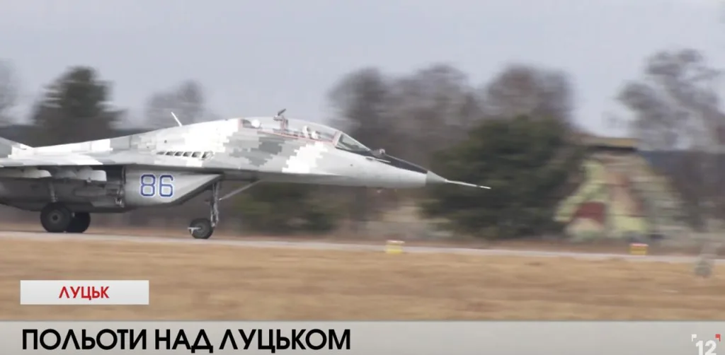 Новые снимки крылатых ракет Storm Shadow, закреплённых под крыльями украинских фронтовых бомбардировщиков Су-24, вызывают немало вопросов у военных аналитиков