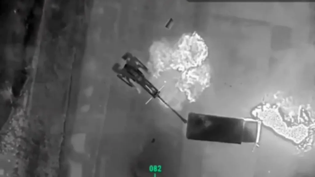 Уничтожение тягача со 155-мм гаубицей M777 в Херсонской области сначала сбросами с коптера, а после добиванием FPV-дроном на оптоволокне