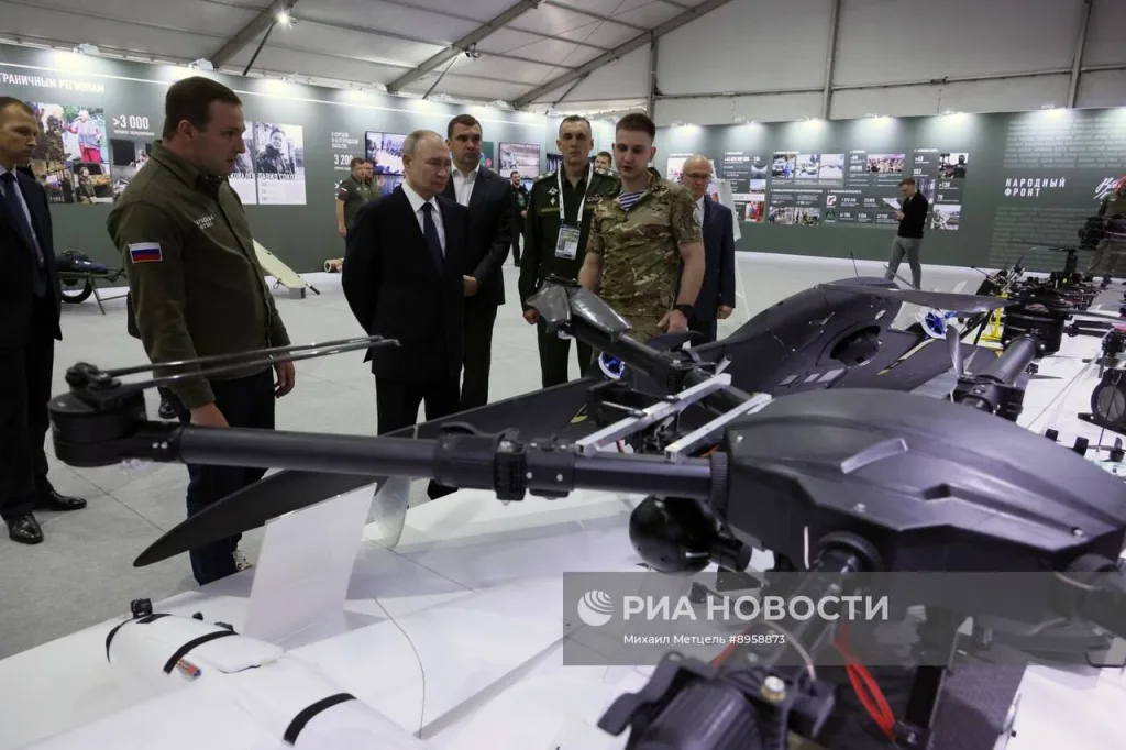 Владимир Путин посетил выставку «Всё для Победы!» в Национальном центре «Россия», посвящённую итогам трёхлетней работы «Народного фронта»