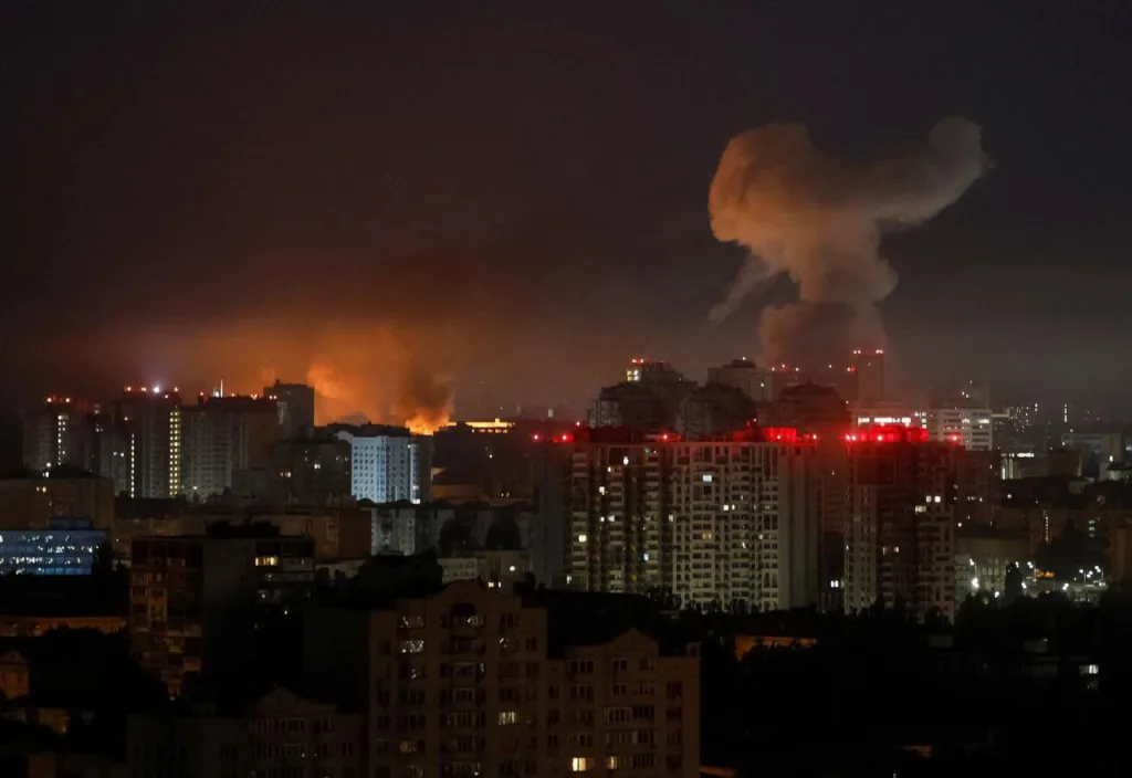 Зеленский объявил, что комбинированная атака длилась на Украину 10 часов. С его слов, по Украине выпустили 18 ракет и около 400 ударных дронов