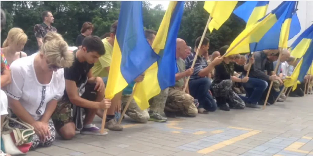 Петь, стоять, не рассуждать: на Украине хотят обязать граждан начинать утро с гимна — за отказ грозят штрафами