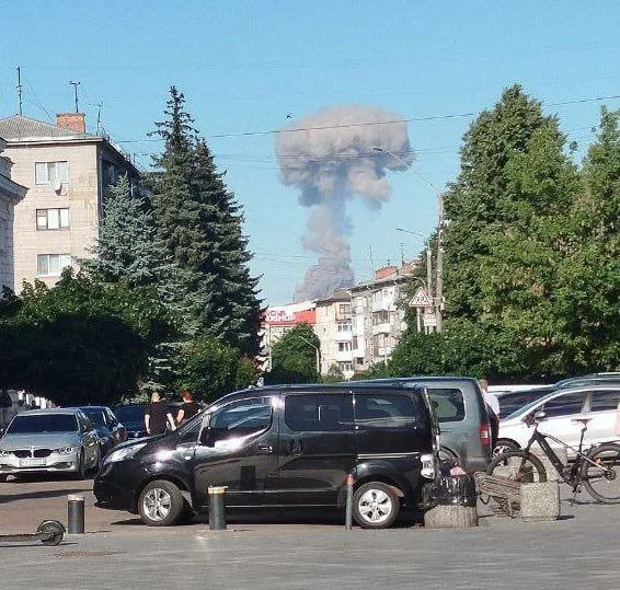 Сообщают что в Житомире детонировал склад. Было 2 взрыва. Не следствие прилётов