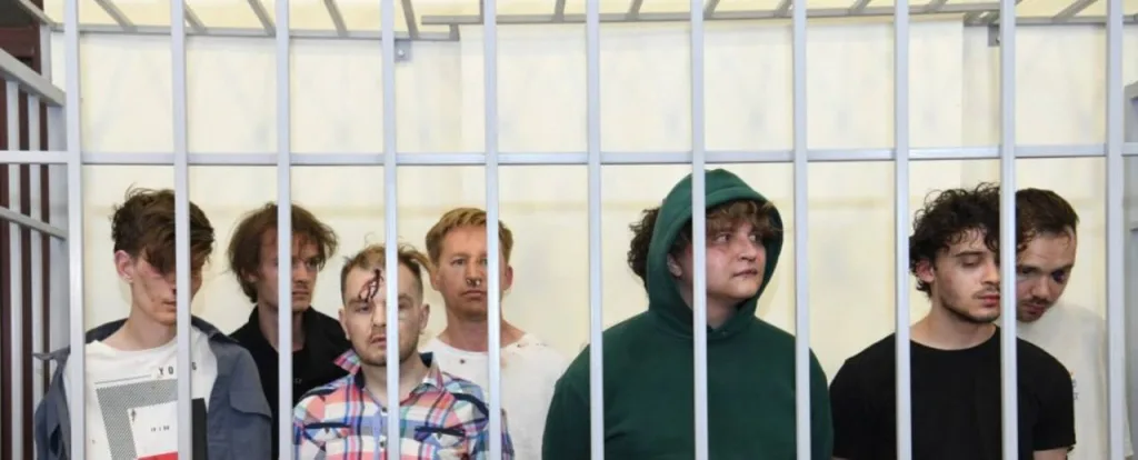 Суд в Баку на 4 месяца арестовал четверых россиян по делу о транзите наркотиков из Ирана. Всего по делу проходят восемь граждан России (на фото)