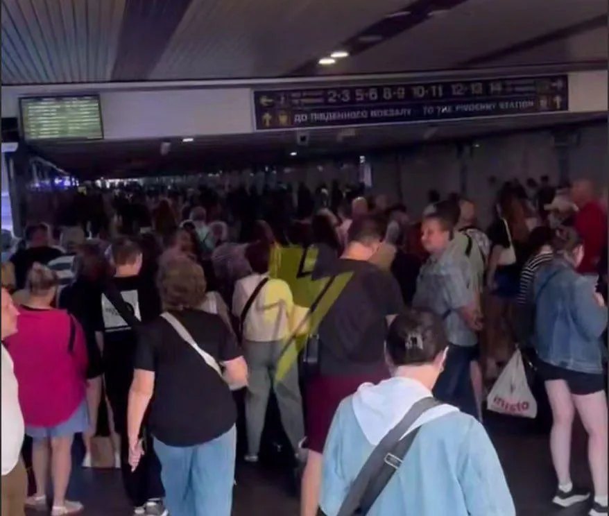 В Киеве коллапс: метро в давке, улицы в пробках, город в дыму