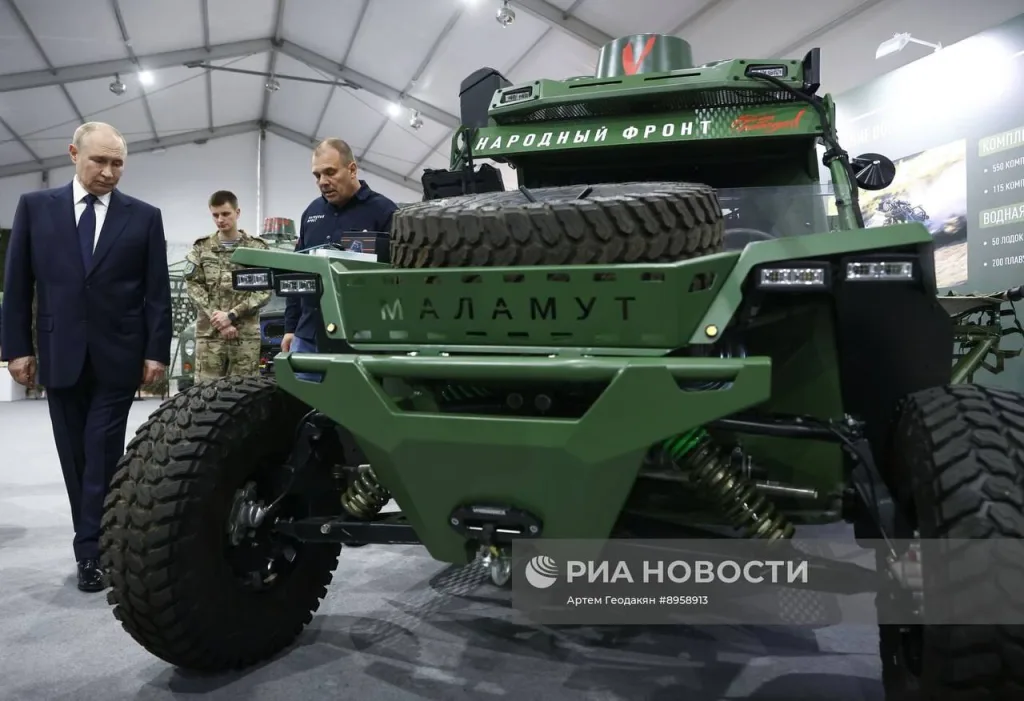 Владимир Путин посетил выставку «Всё для Победы!» в Национальном центре «Россия», посвящённую итогам трёхлетней работы «Народного фронта»
