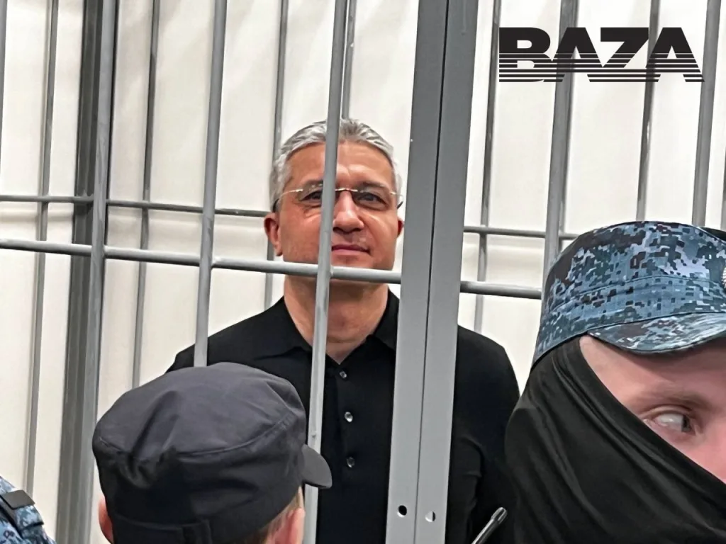 Экс-замминистра обороны Тимура Иванова приговорили к 13 годам лишения свободы, а также назначили штраф в 100 млн рублей по делу о растрате и легализации денежных средств. Это его первый, но не последний приговор