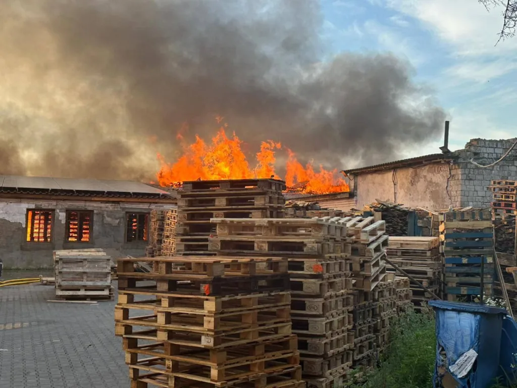 А это уже склад в Броварах под Киевом. Противник сообщает что площадь возгорания составила 8к м²