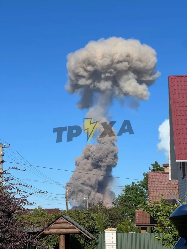 Сообщают что в Житомире детонировал склад. Было 2 взрыва. Не следствие прилётов