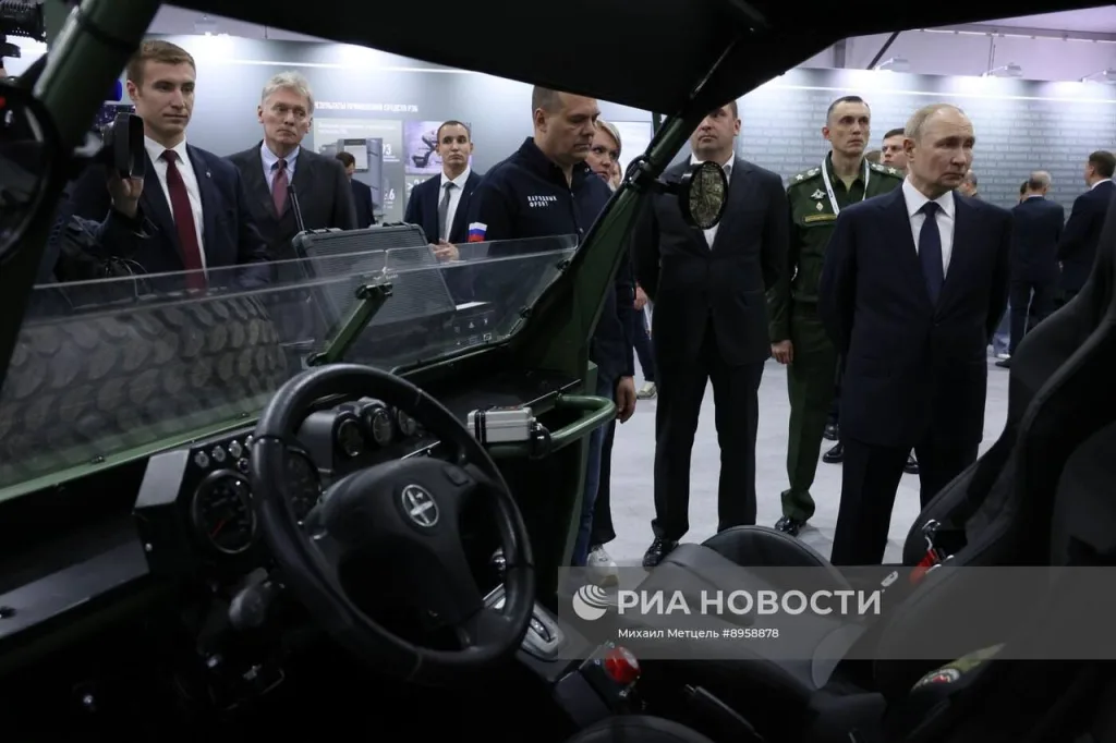 Владимир Путин посетил выставку «Всё для Победы!» в Национальном центре «Россия», посвящённую итогам трёхлетней работы «Народного фронта»