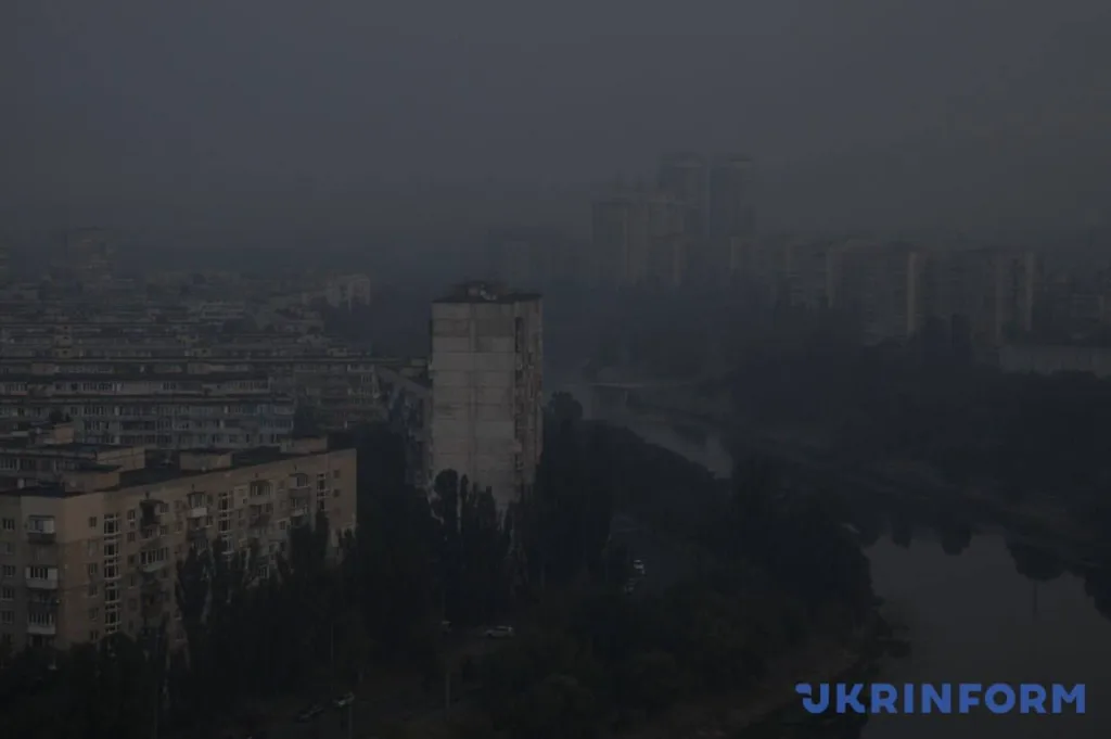 Зеленский объявил, что комбинированная атака длилась на Украину 10 часов. С его слов, по Украине выпустили 18 ракет и около 400 ударных дронов