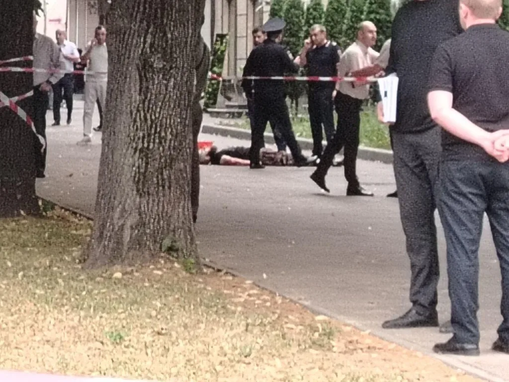 В Нальчике Кабардино-Балкарии двое террористов с ножами напали на сотрудников полиции. Один из боевиков был ликвидирован на месте, второй смог сбежать, но в последующем был задержан