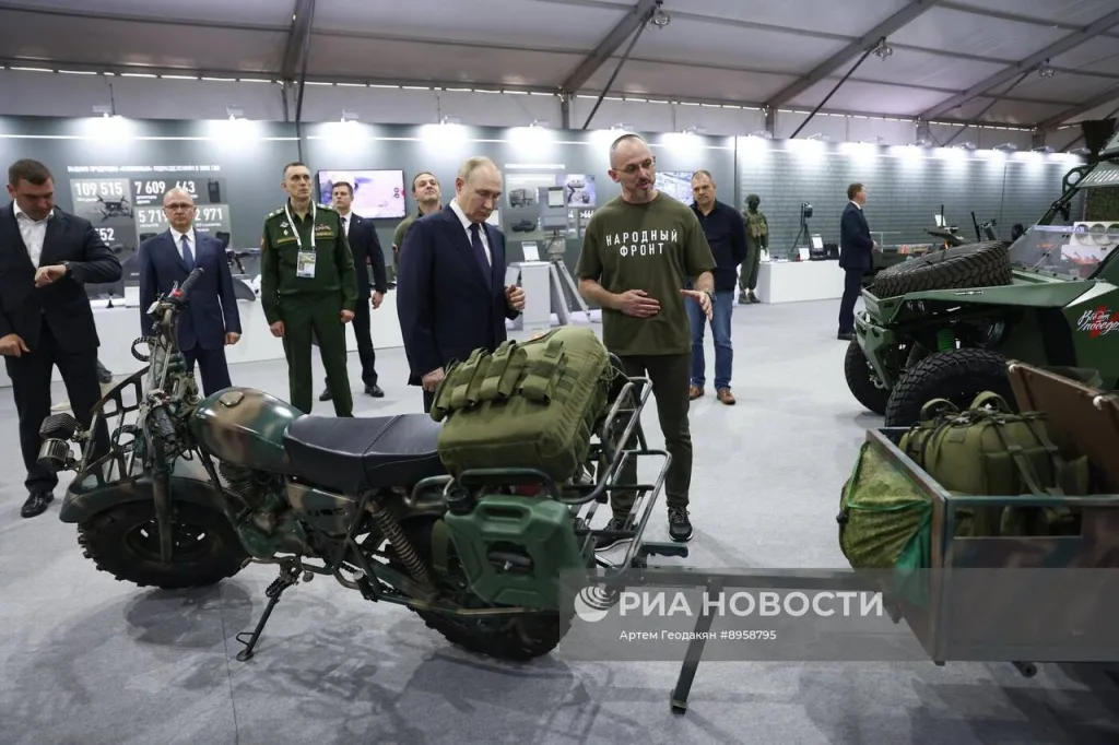 Владимир Путин посетил выставку «Всё для Победы!» в Национальном центре «Россия», посвящённую итогам трёхлетней работы «Народного фронта»