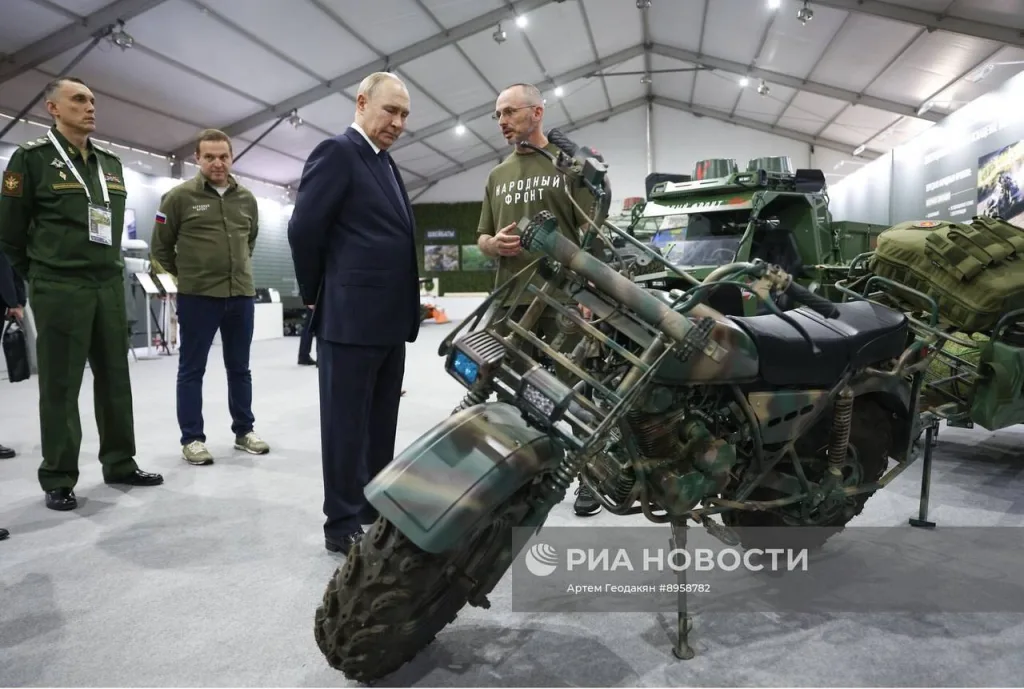 Владимир Путин посетил выставку «Всё для Победы!» в Национальном центре «Россия», посвящённую итогам трёхлетней работы «Народного фронта»