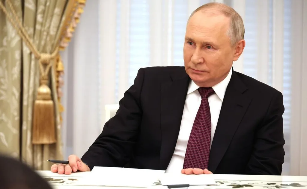 Владимир Путин поговорил по телефону с президентом Франции Эммануэлем Макроном. Кремль отмечает следующее