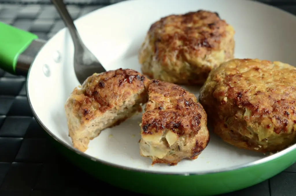Две ложки в мясной фарш — и котлеты просто великолепны: на выходе они сочные, мягкие и тающие во рту — в сто раз вкуснее, чем в ресторане