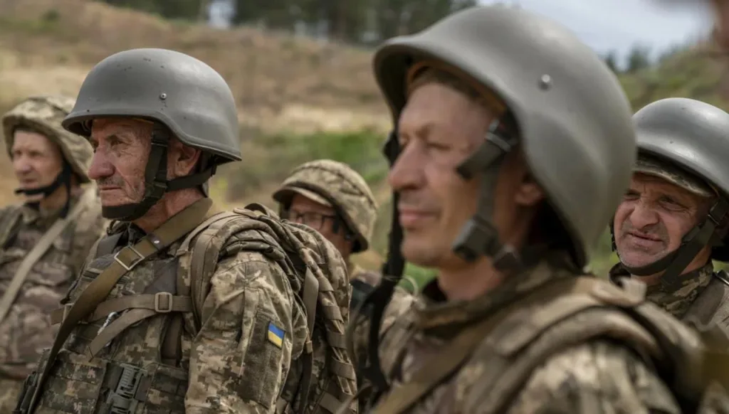 Мобилизация 60+: Киев отправляет в армию стариков