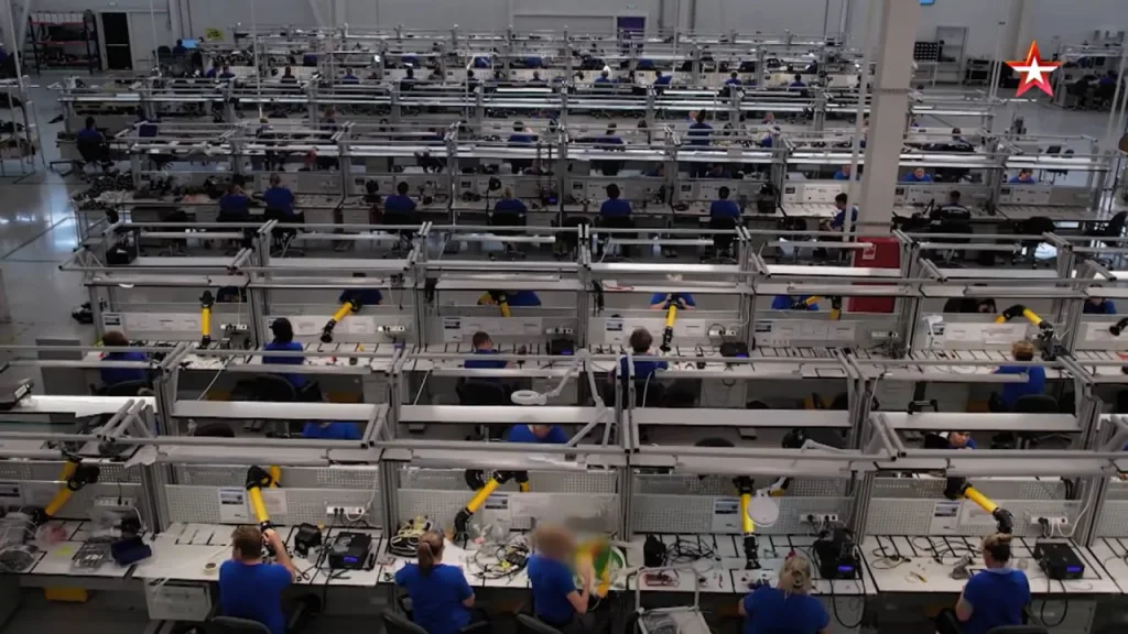 Кадры массового производства дронов-камикадзе «Герань-2» на территории ОЭЗ «Алабуга», снятые «Военной приёмкой»