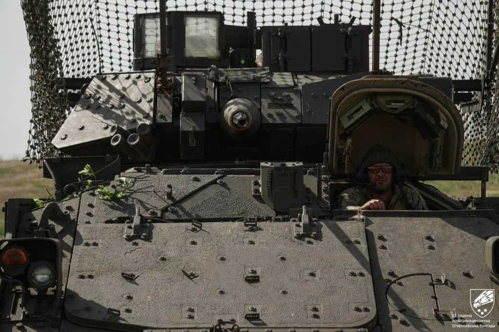 БМП M2A2 Bradley ODS-SA вновь засветились на вооружении 25-й отдельной воздушно-десантной бригады ВСУ