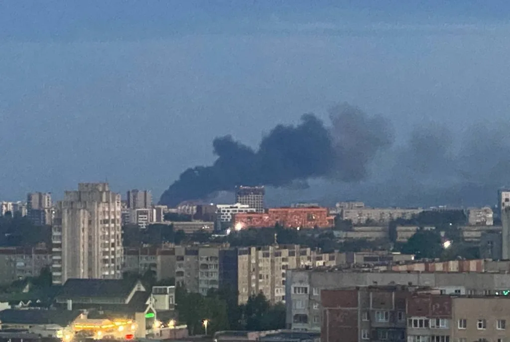 Львов сегодня утром. Обращает внимание автомобиль ЗиМ (ГАЗ-12) на одной из фото