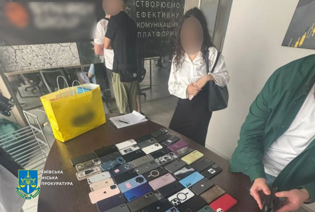 Генеральная прокуратура Украины отчиталась о задержаниях и обысках мошеннических колл-центров. Судя по фотографиям, мошенники обманывали жителей России