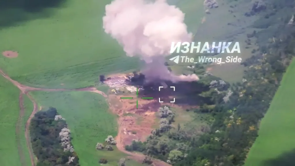 Очередные кадры применения "Герани-2" по прифронтовым целям. На этот раз удар наносился по пвд 142-й ОМБр ВСУ возле села Райское на юге от Дружковки