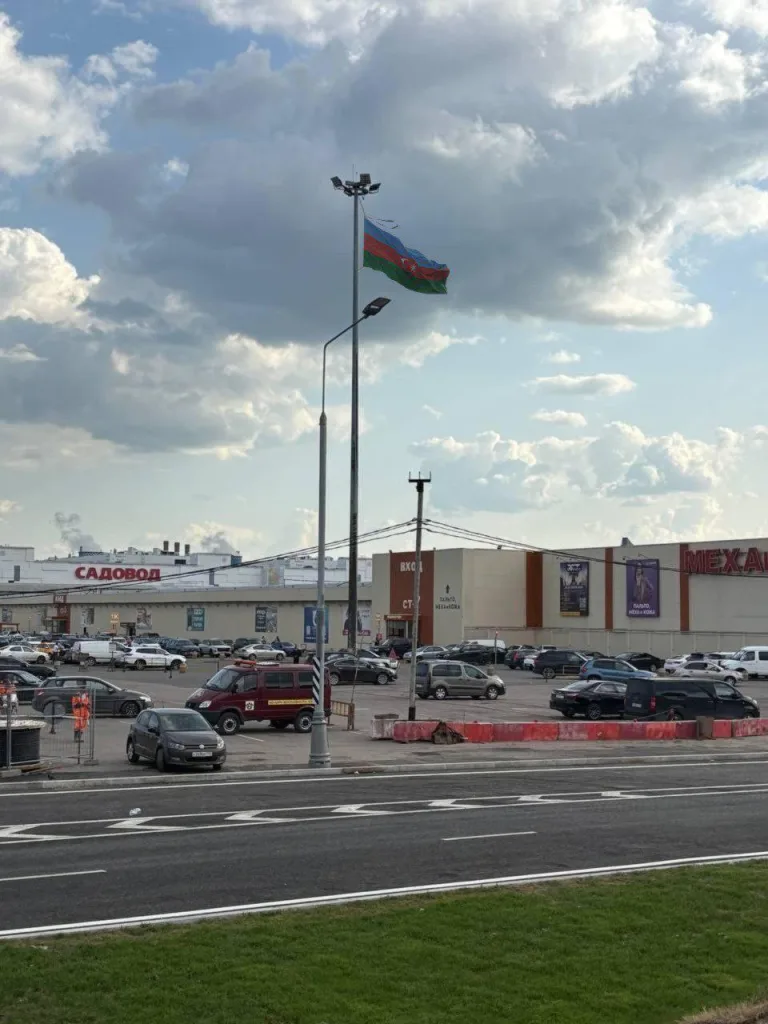 Плевок в лицо: в Москве спущен российский флаг и поднят азербайджанский