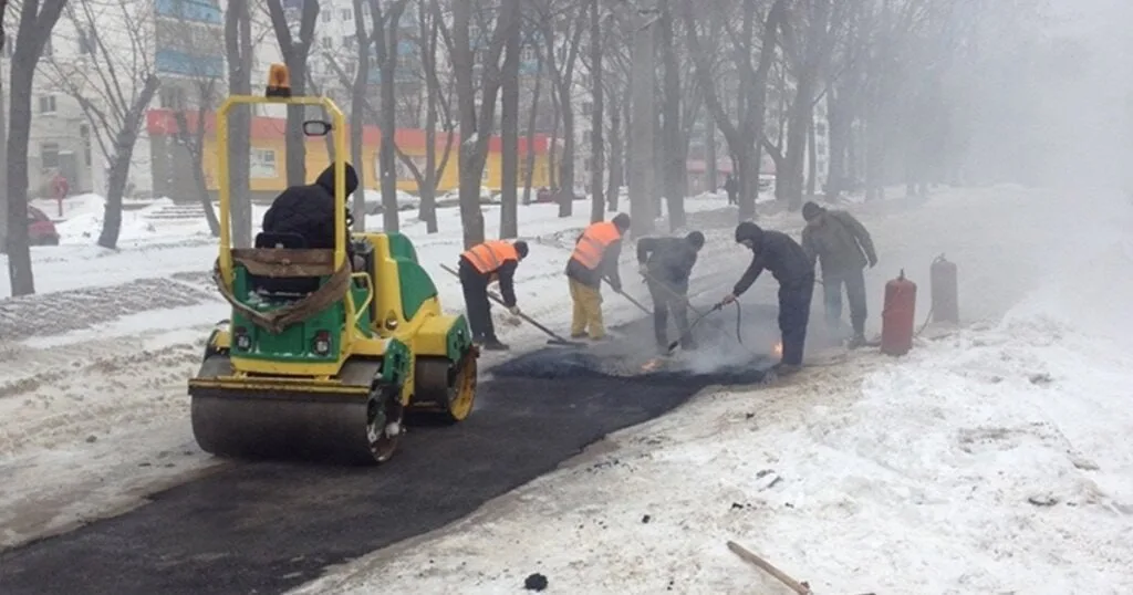 В Госдуме предложили запретить укладку асфальта в дождь и снег. Депутаты обратились в Минстрой из-за зафиксированных случаев, когда ремонт дорог проходит в непогоду, что нарушает правила работы
