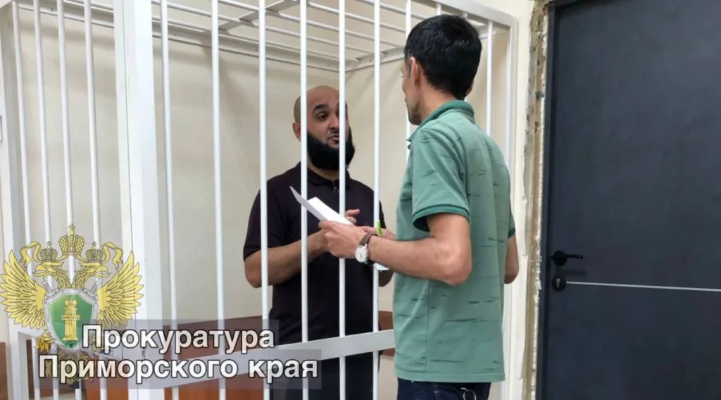 ФСБ накрыла банду, легализовавшую более 21 тысячи мигрантов через МВД в Приморье