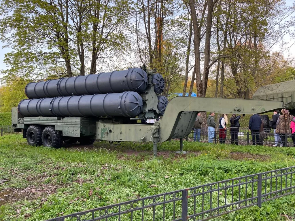 Зенитные управляемые ракеты В-500К (5В55К) зенитно-ракетной системы С-300ПТ на пусковой установке 5П851
