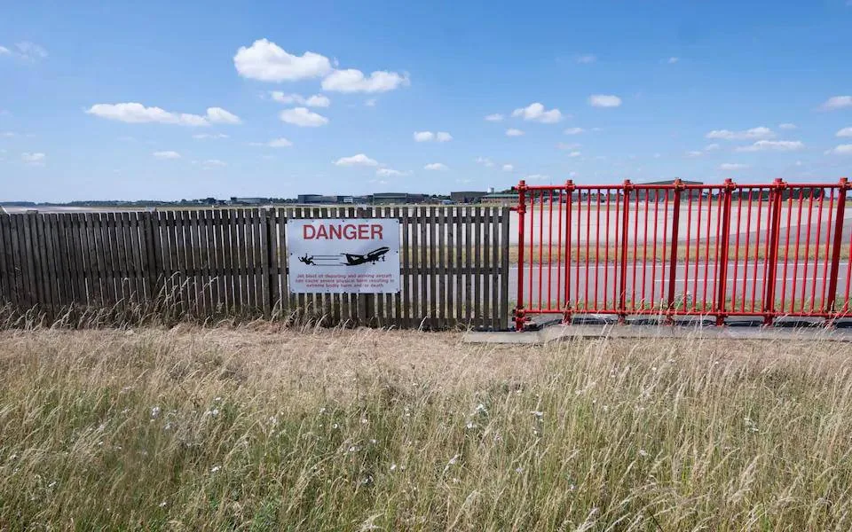 Британская авиабаза носителей ядерного оружия оказалась защищена всего лишь полутораметровым забором, сообщает The Telegraph