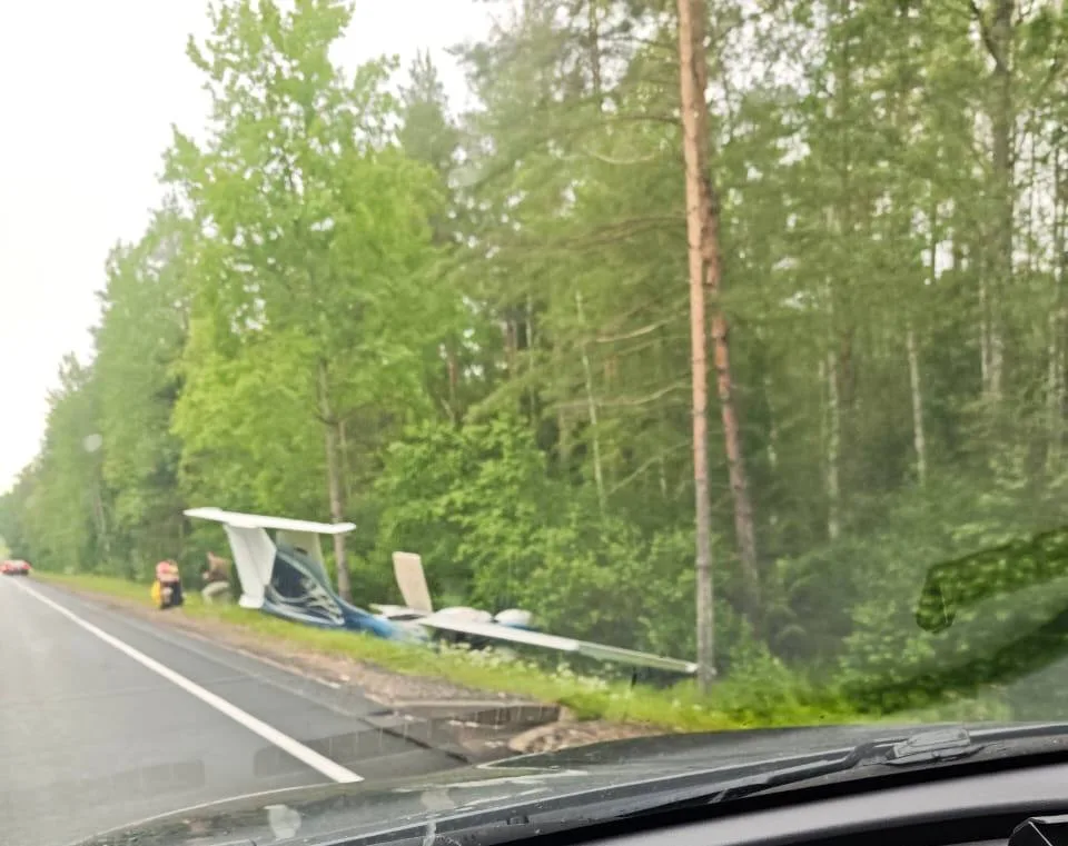Легкомоторный самолёт экстренно сел на трассу А-120 в Ленобласти