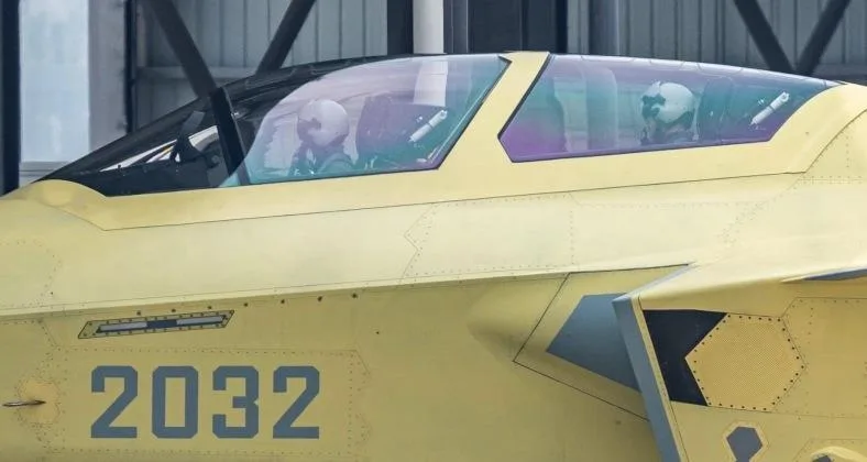 Радиус действия в два раза больше, чем у F-35. В Китае построили двухместный истребитель J-20 пятого поколения