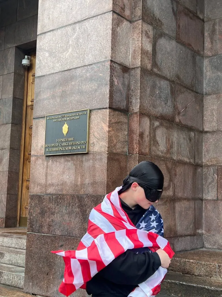 В Санкт-Петербурге молодёжь устроила фотосессию с флагом США у здания ФСБ