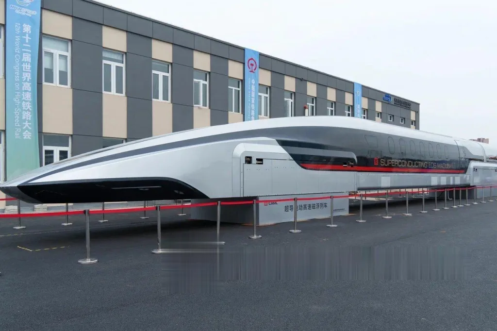 Китай показал прототип нового поезда, способного разгоняться до 600 километров в час