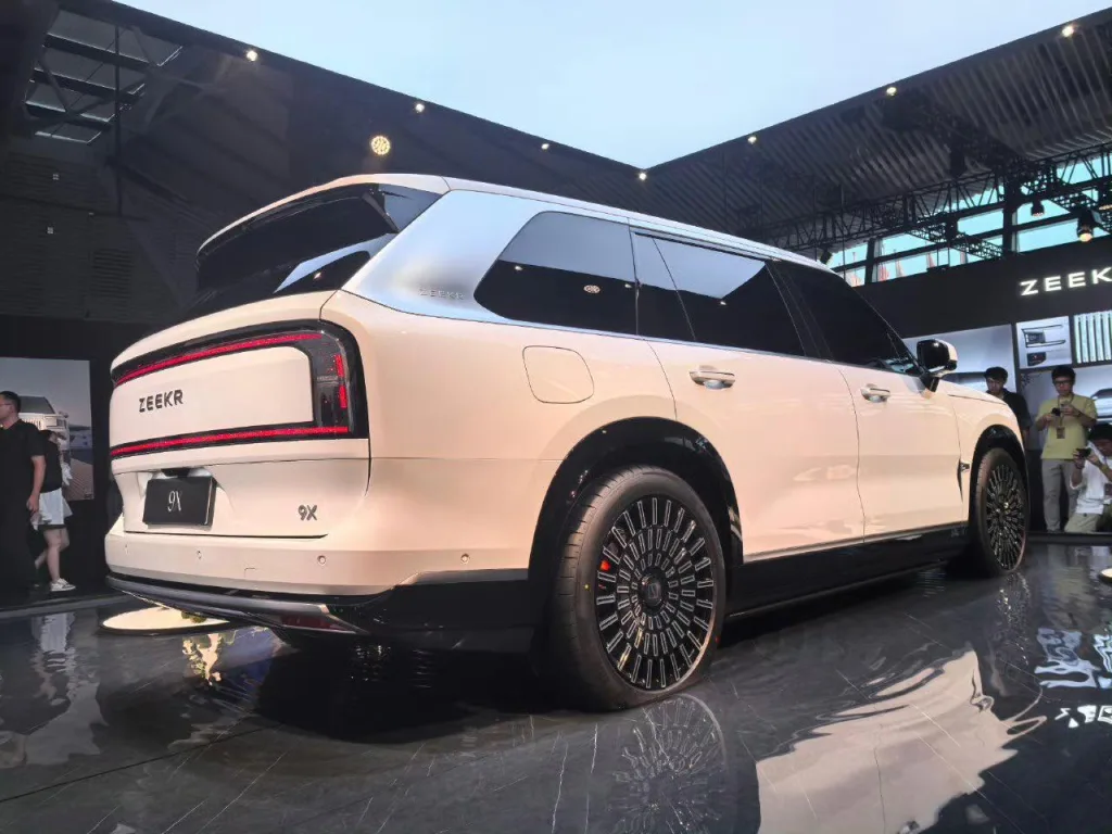 Zeekr показала премиальный SUV 9X - теперь это Rolls-Royce от Китая