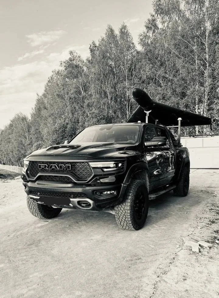 Пикап Ram 1500, оборудованный направляющей для запуска дронов-камикадзе «Герань-2»