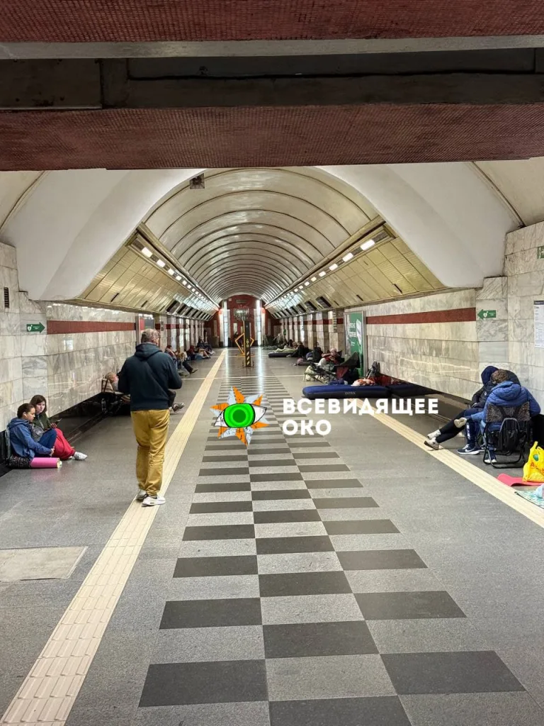Киевляне занимают места в метро: в небе над Украиной более 130 «Гераней»
