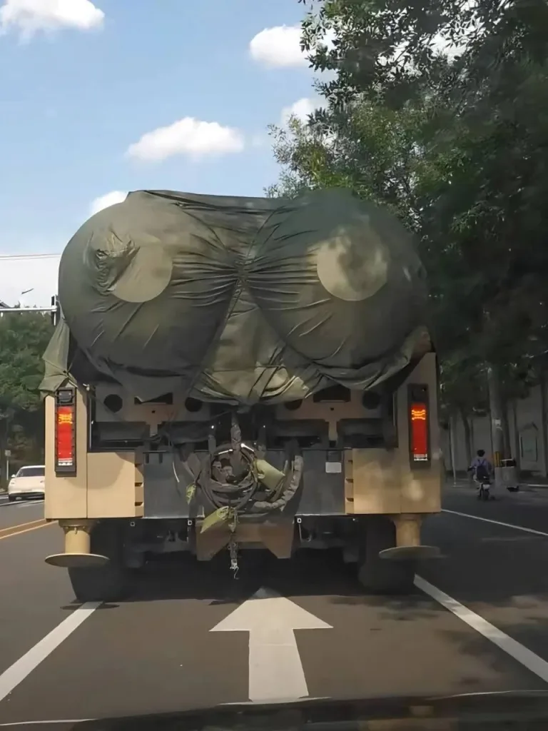 Китай публично продемонстрировал свою новую систему противоракетной обороны Hongqi-29 (HQ-29), фото мобильной ЗРС появились на дорогах в июне 2025 года