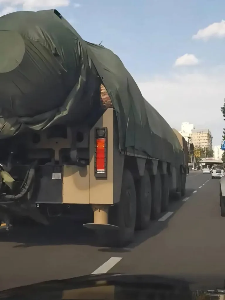 Китай публично продемонстрировал свою новую систему противоракетной обороны Hongqi-29 (HQ-29), фото мобильной ЗРС появились на дорогах в июне 2025 года