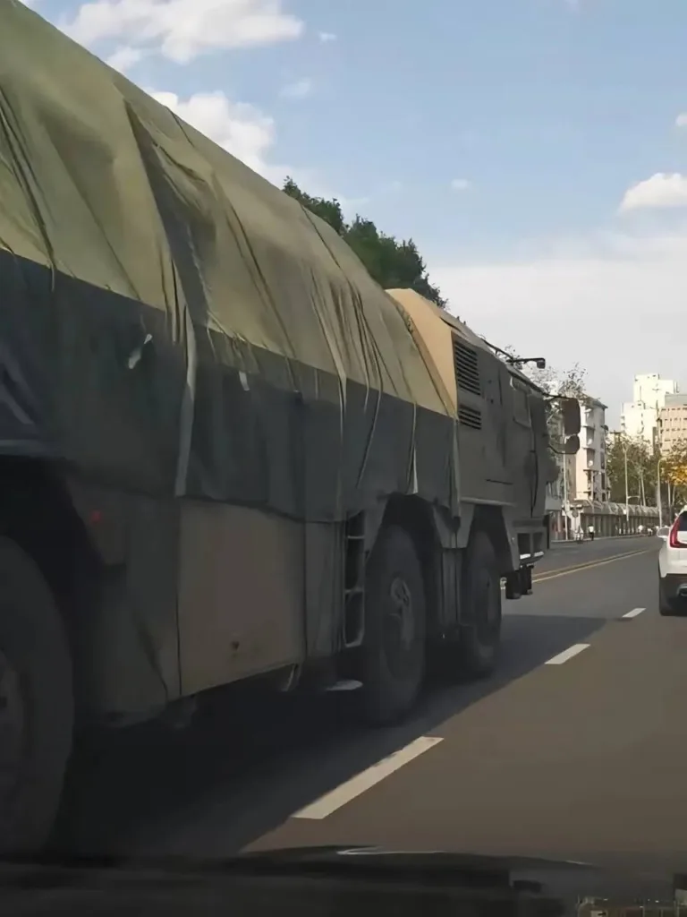 Китай публично продемонстрировал свою новую систему противоракетной обороны Hongqi-29 (HQ-29), фото мобильной ЗРС появились на дорогах в июне 2025 года