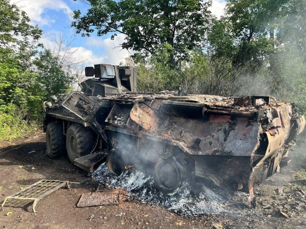 Сгоревший БТР-80 с редким боевым модулем «Бумеранг-Буревестник»