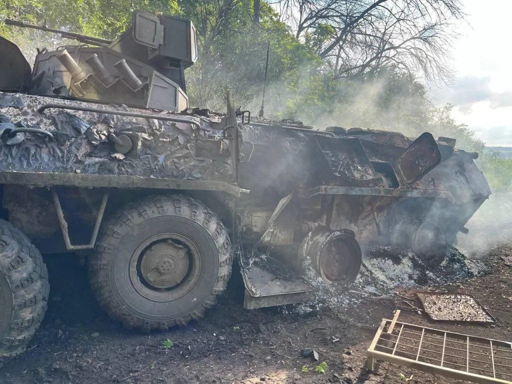Сгоревший БТР-80 с редким боевым модулем «Бумеранг-Буревестник»